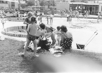 502948 Afbeelding van spelende kinderen op de bouwspeelplaats aan de Van Bijnkershoeklaan te Utrecht.